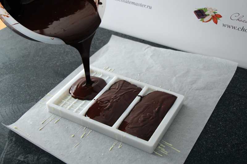 Залить шоколадом. Разлить шоколад по формам. Заливание шоколада в форму. Форма для шоколада. Формы для домашнего шоколада.