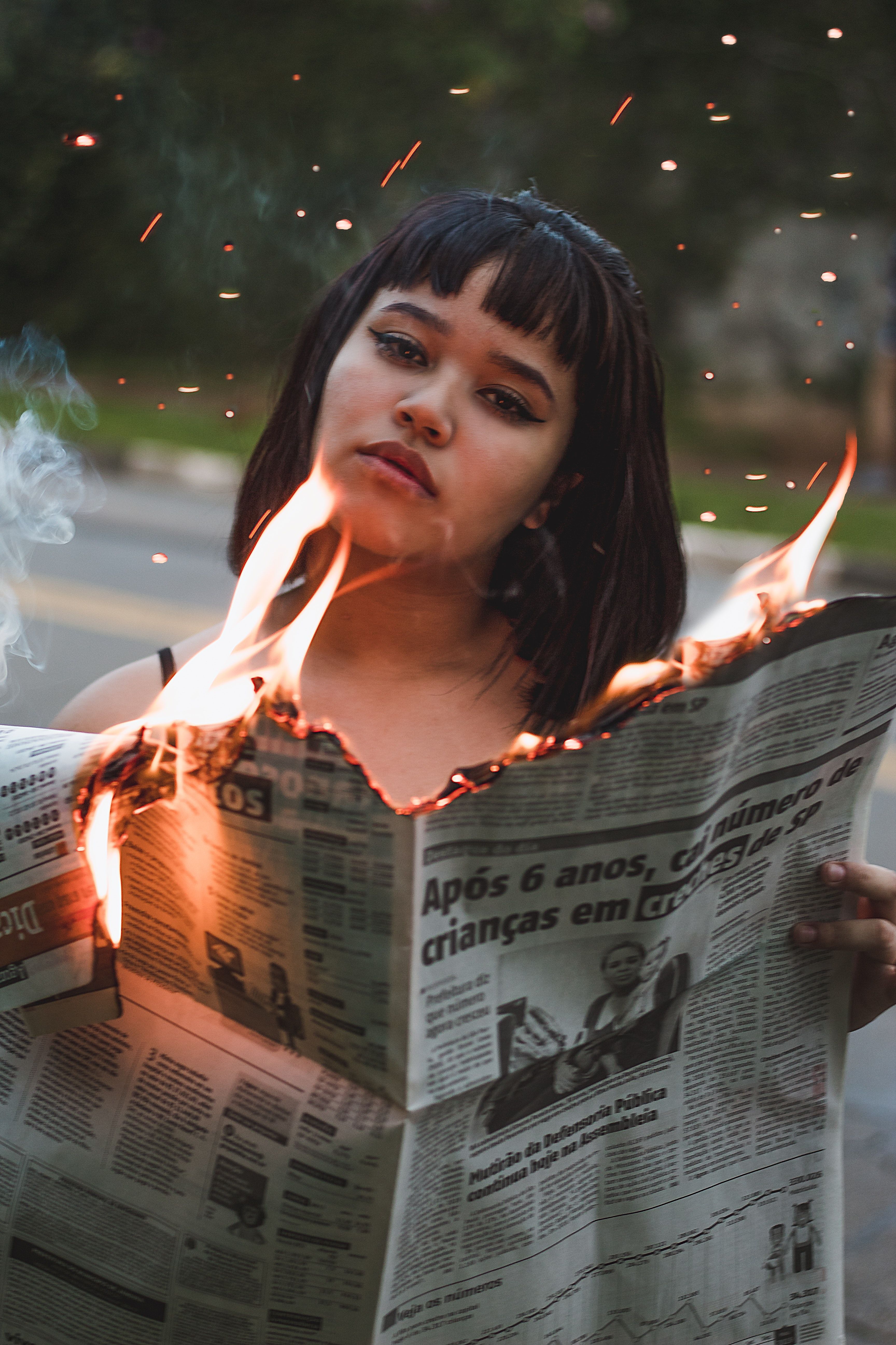 Сжигание пресса. Девушка с газетой. Девушка с горящей газетой. Девушка с горящей книгой. Фотосессия с книгой.