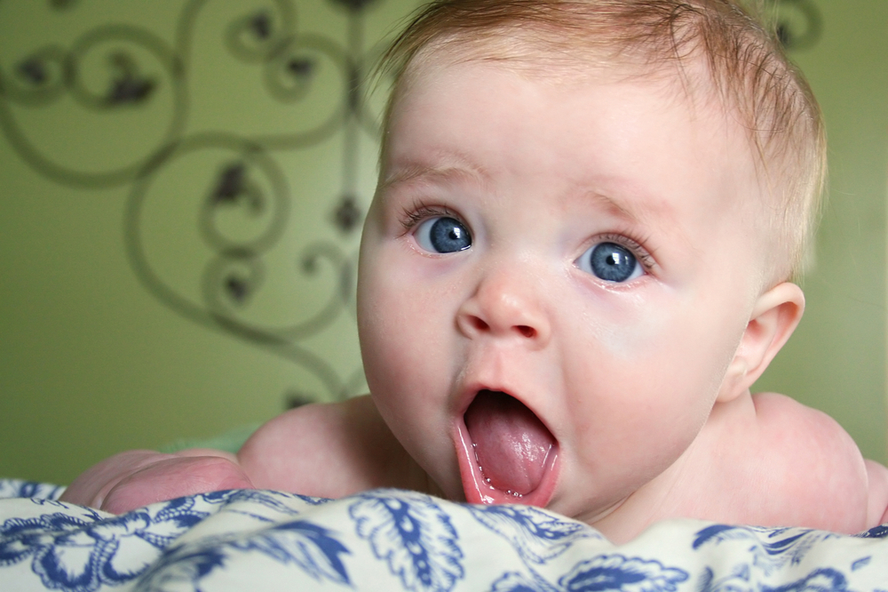 Ребенок с высунутым языком. Ребенок высовывает язык причины до года. Ребёнок в 4 месяца высовывает язык постоянно. «Причины и профилактика срыгиваний у новорожденных».