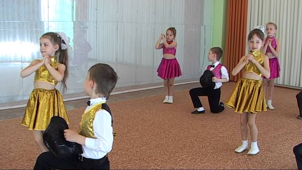 Танец детей 5 лет видео. Дети танцуют в садике. Детские танцы в детском саду. Дети танцуют на празднике в детском саду. Прикольные танцы в детском саду.