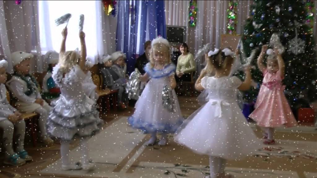 Танец для ясельной группы. Танец снежинок ясельная группа. Танец снежинок в детском саду. Танец снежинок младшая группа. Танец снежинок в младшей первой группе.