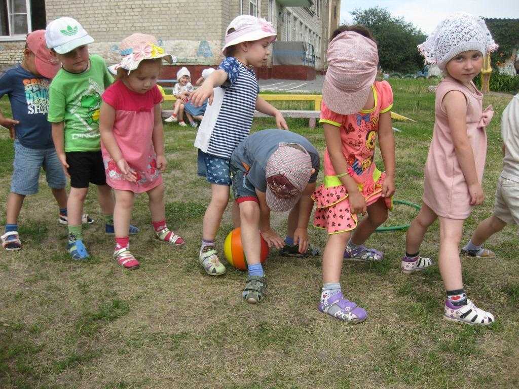 Веселые игры простое. Летние игры в детском саду. Игры на улице в детском саду. Летние игры в садике на улице. Игры летом в детском саду на улице.