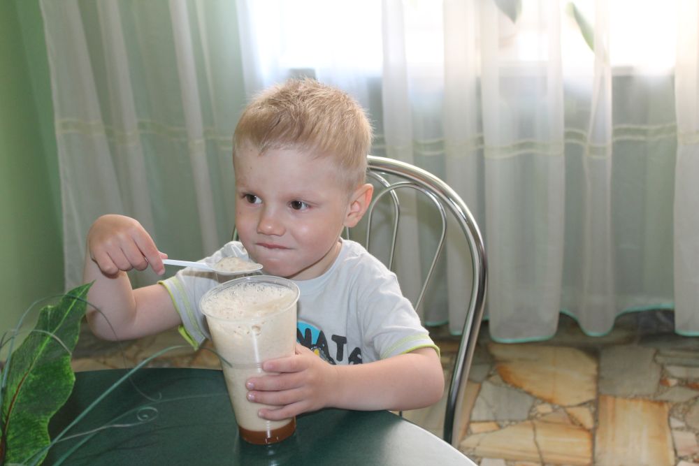 Дети пьют коктейли. Кислородный коктейль оксигенотерапия. Кислородный коктейль для детей. Кислородный коктейль в детском саду. Кислородный коктейль для детей в детском саду.