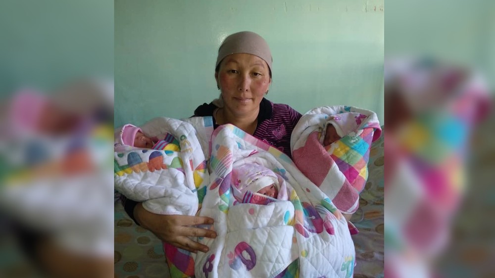 Сколько за жизнь женщина может родить детей. Кыргызские тройняшки. Тройня Усть-Ордынский. Беременные женщины Кыргызстан.