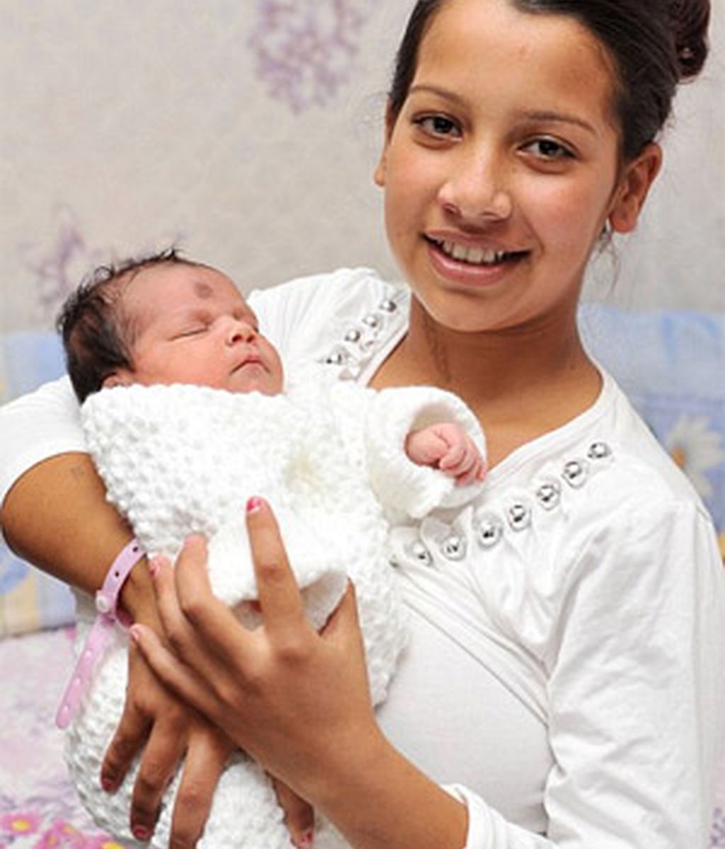 Самое молодое рождение ребенка. Кордеза Желязкова. Самая молодая мама в мире.