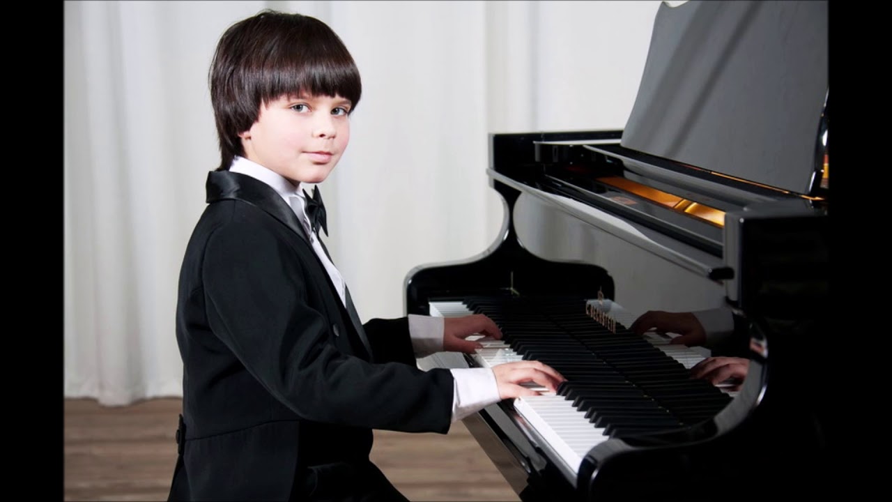 Музыкальный конкурс пианистов. Мальчик пианист. Музыкальные инструменты для детей. Дети пианисты. Фортепиано для детей.