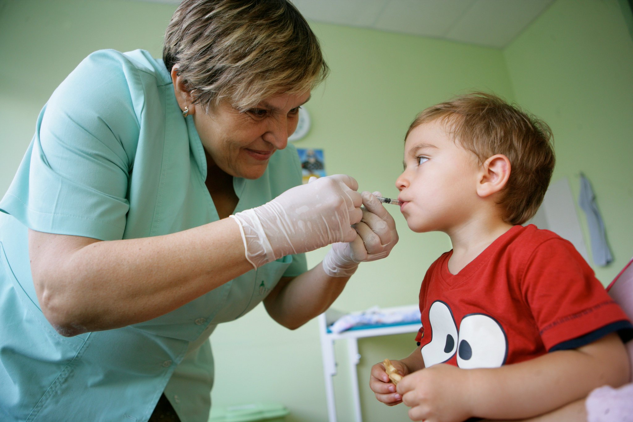 Детские прививки полиомиелит. Уколы детям. Ребенку делают прививку. Прививки и уколы детям. Укол мальчику.