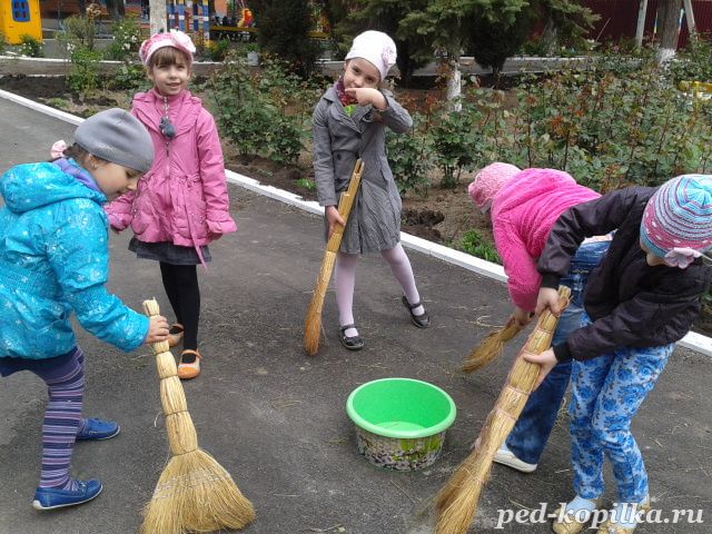 Уборка в доу. Труд на участке в детском саду. Уборка в садике. Уборка участка в детском саду. Дети убираются на участке в ДОУ.