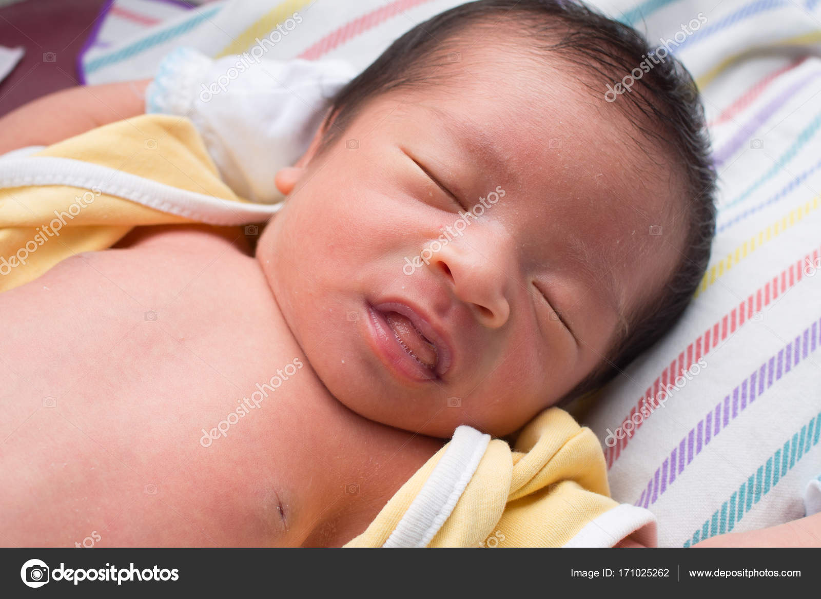 Спать с открытым ртом причины. Новорожденный ребенок с высунутым языком. Грудной ребёнок высовывает язык. Грудничок высовывает язык. Новорожденный с открытым ртом.