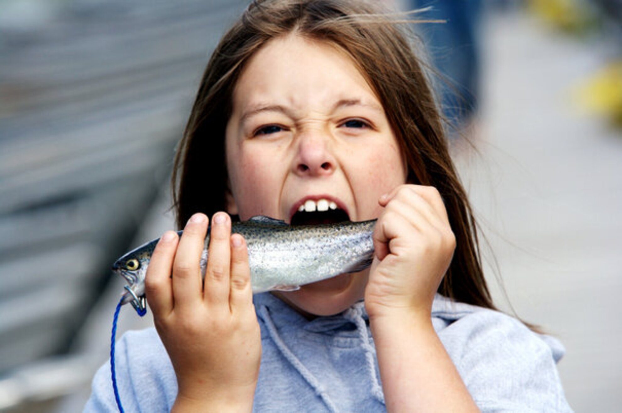 Невкусная рыба. Рыба кушать. Что едят рыбы. Женщина ест рыбу.