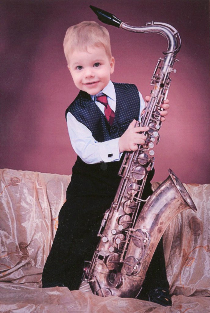 Саксофон мальчики. Мальчик с саксофоном. Саксофон дети. Муз инструменты для детей. Музыканты с инструментами.