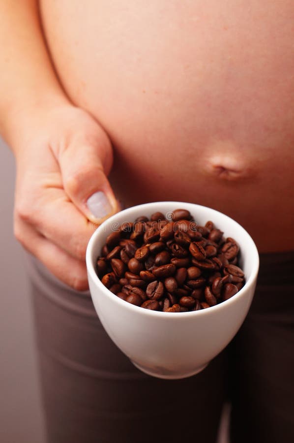 Пила кофе в беременность. Кофе пить беременным. Беременным нельзя кофе. Кофеин и беременность.